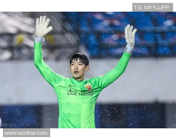 颜骏凌果断出击成功解围展现门将风采助力球队稳固防线